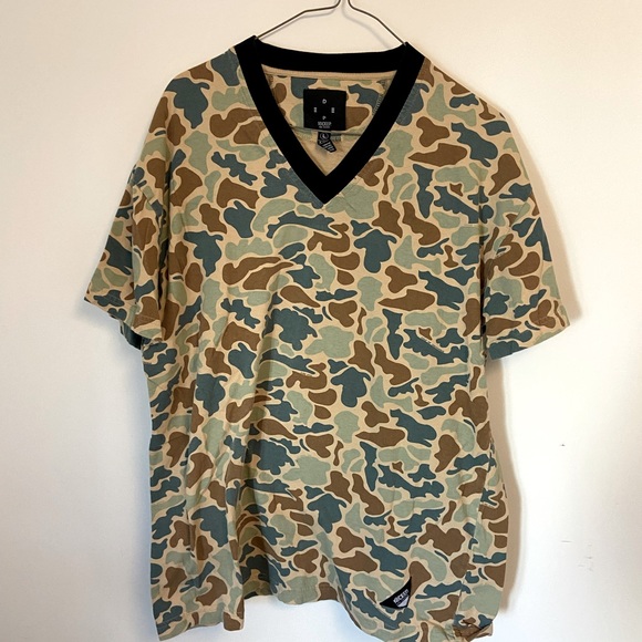 10 Deep Camo Vneck T shirt. - Picture 1 of 2